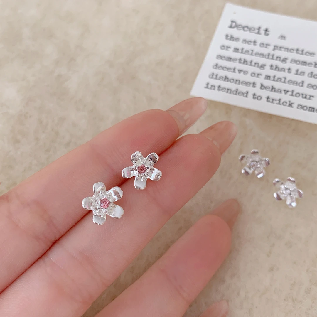 合金耳饰 韩版小巧银色锆石樱花耳钉女简约高级感甜美百搭耳饰