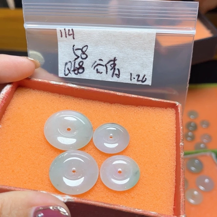 定制翡翠未镶嵌谷***倩不