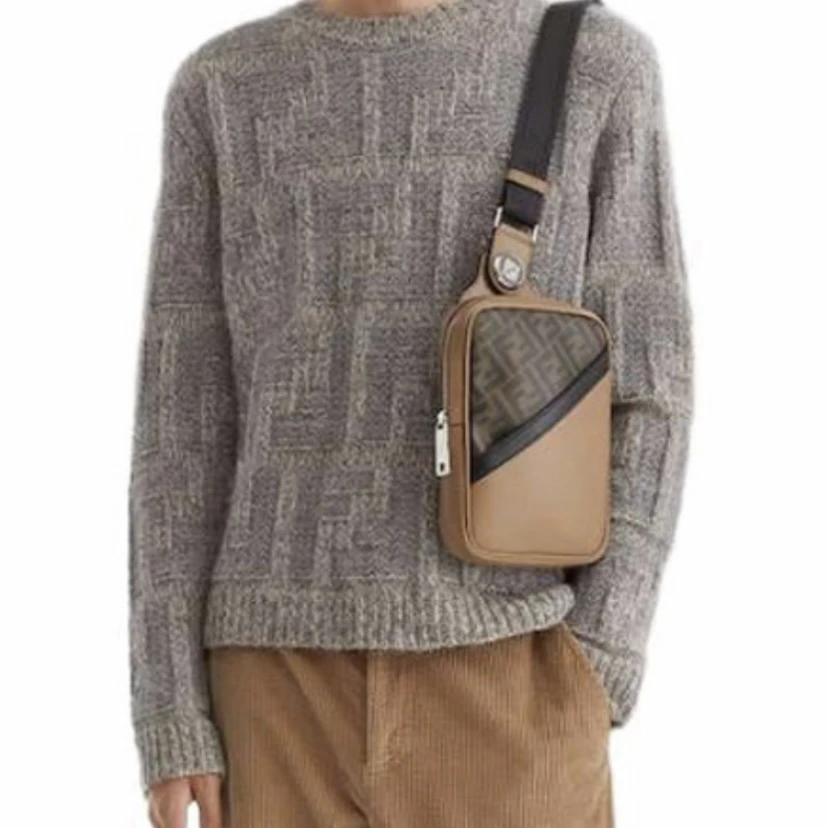 全新未使用 FENDI/芬迪 3516/灰色字母满印圆领套头长袖毛衣/52码