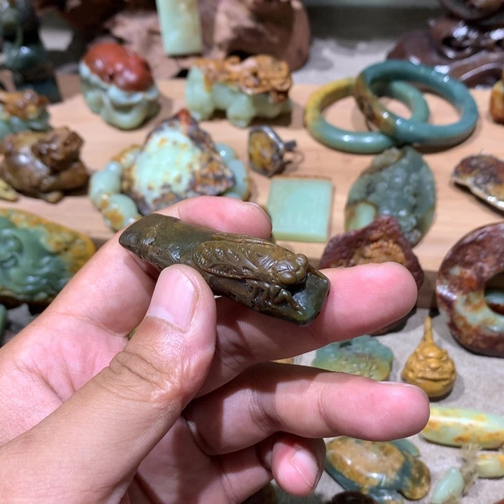 未镶嵌岫岩河磨玉（透闪石质玉）挂件