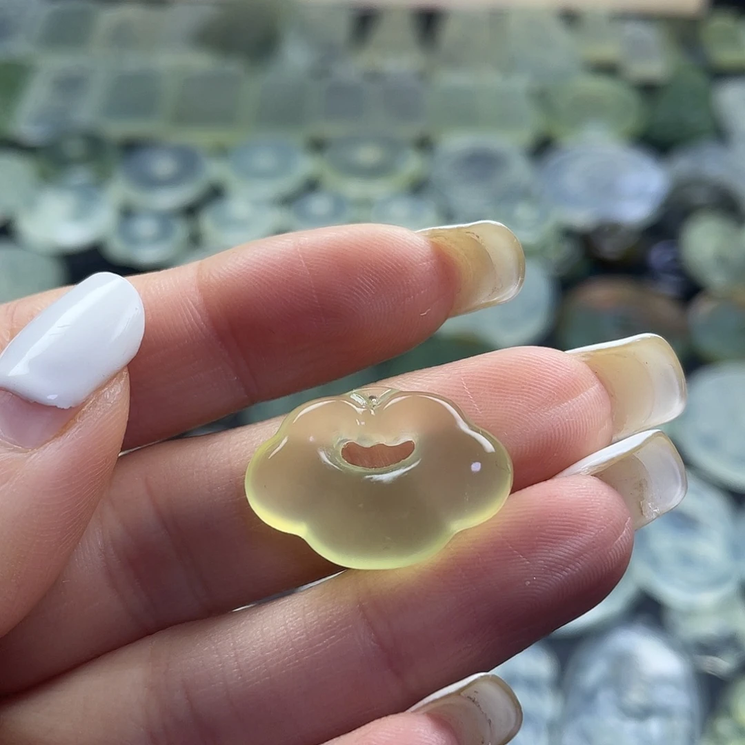 岫玉未镶嵌颈饰祥云锁