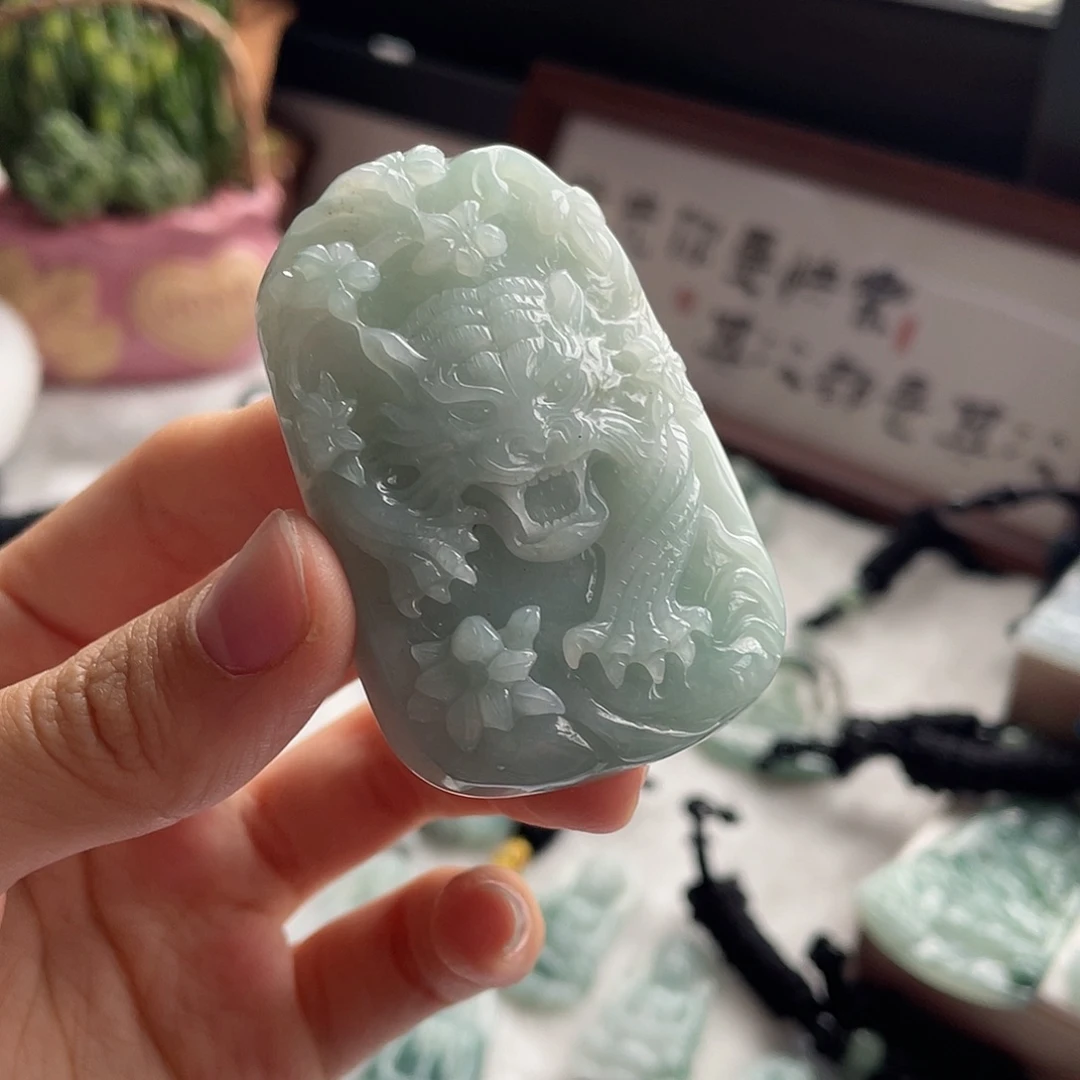 翡翠未镶嵌颈饰虎