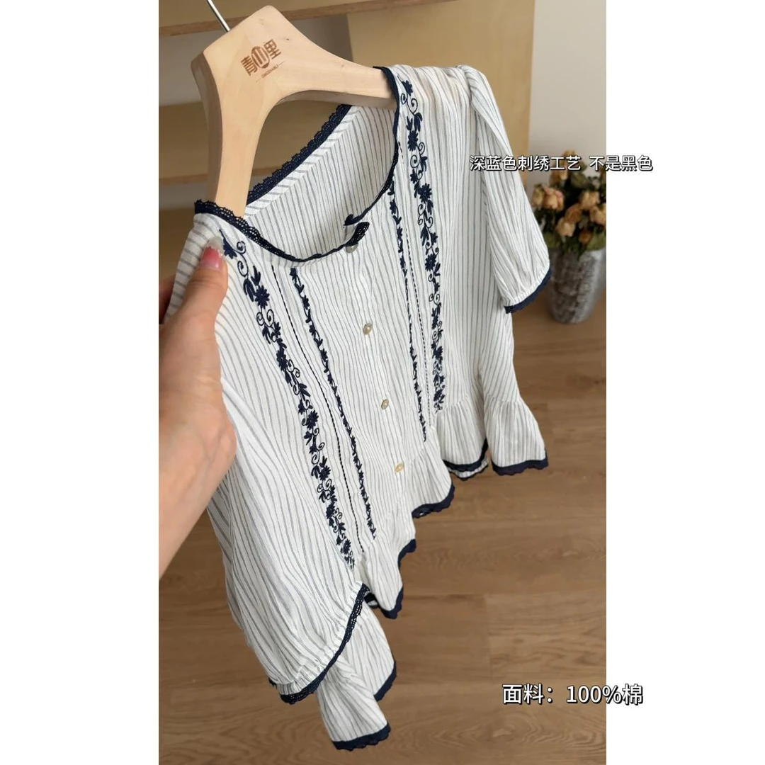 P0418-“条纹控”通勤穿搭绣花圆领短袖衬衫女夏季条纹泡泡袖上衣