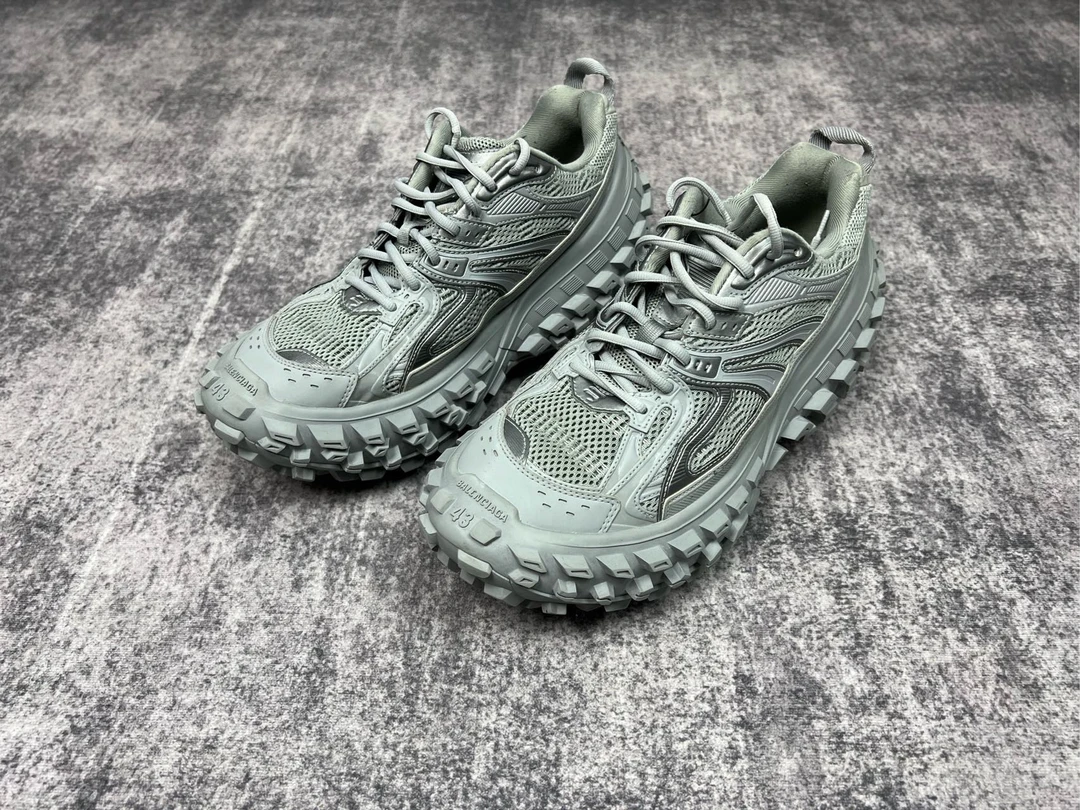 95新 Balenciaga/巴黎世家 灰色轮胎鞋 43码  98新B11260