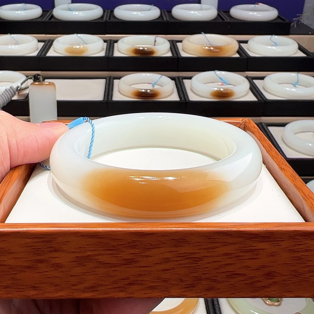 和田玉未镶嵌手镯