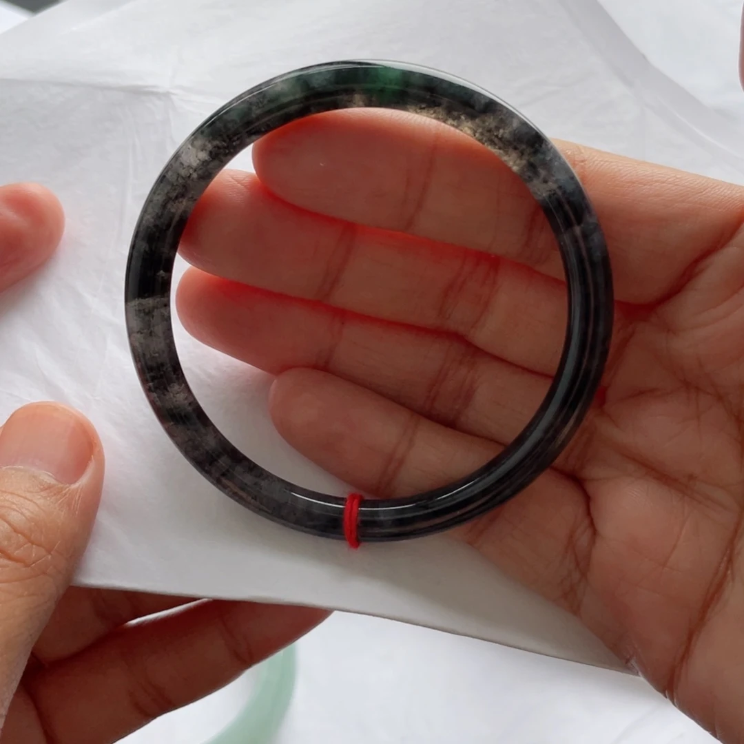 翡翠手镯未镶嵌小**?翡翠手镯