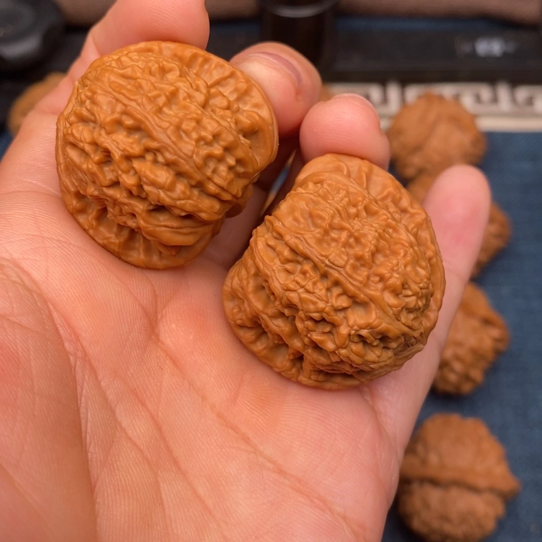 凡***瞥文玩核桃把件34红皮老树三角球白