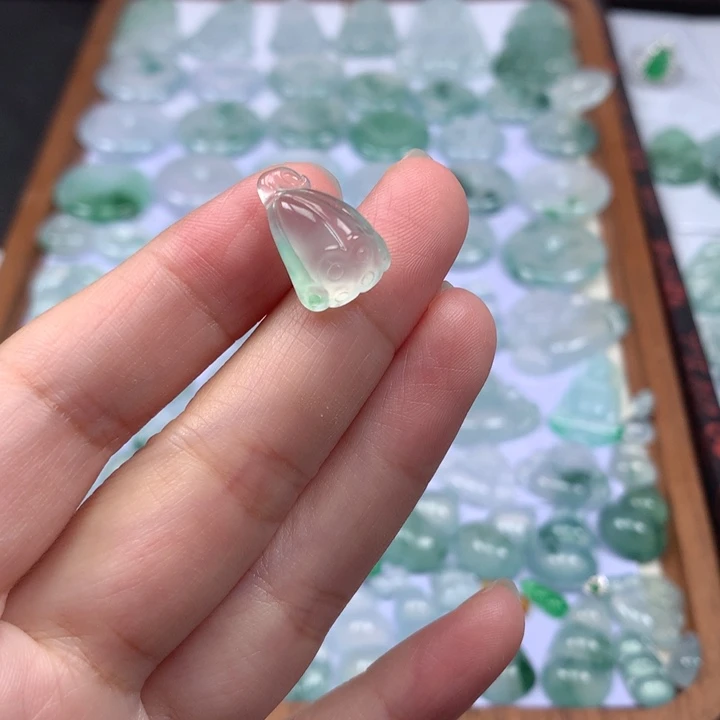 颈饰未镶嵌翡翠高冰飘阳绿莲蓬