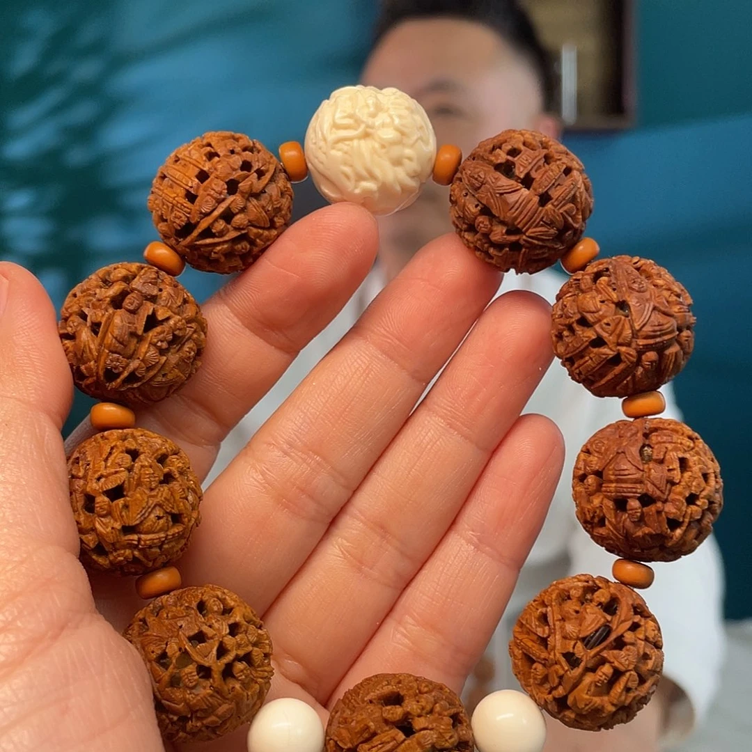 桃核镂空罗汉观音核雕作品