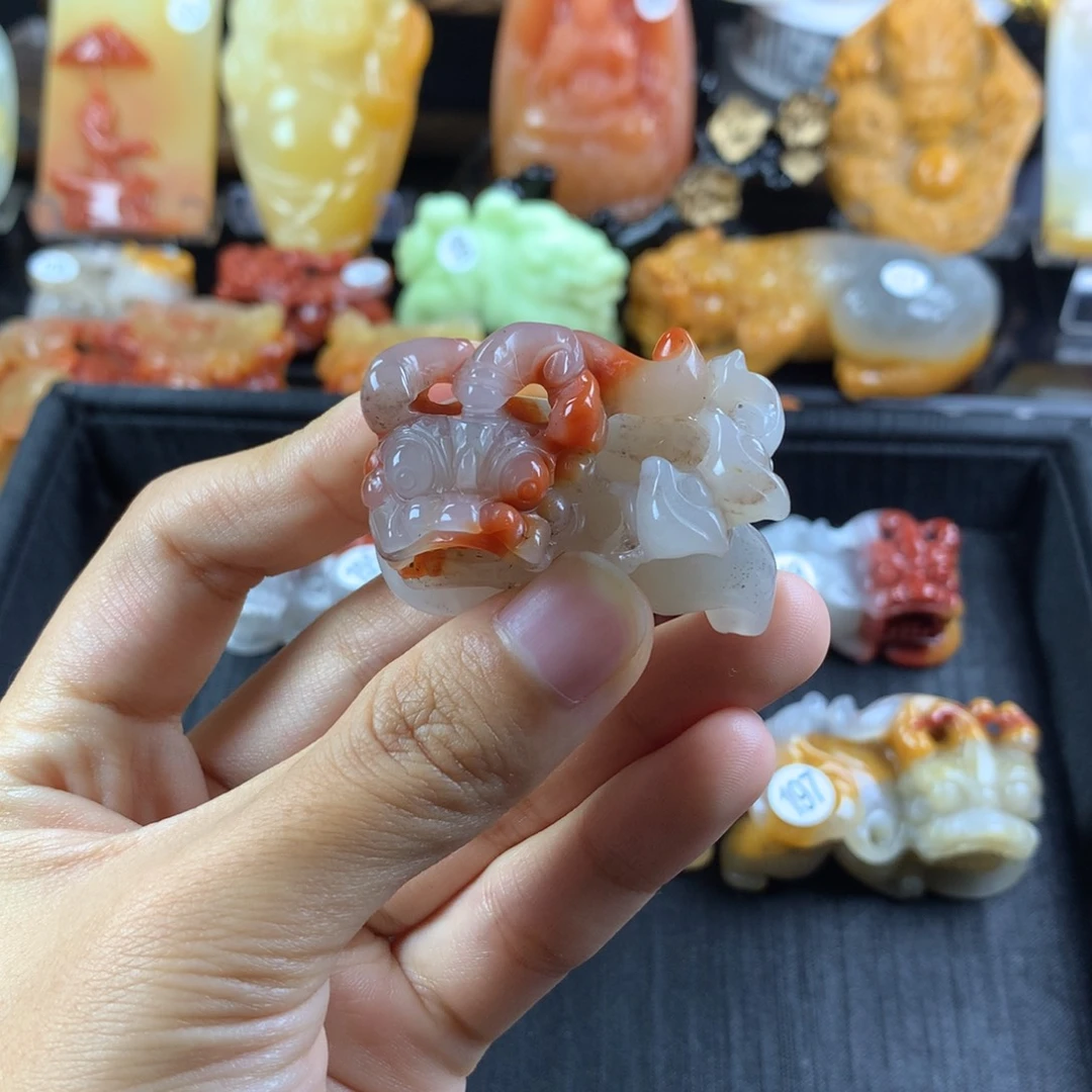 未镶嵌石英质玉（黄龙玉）挂件