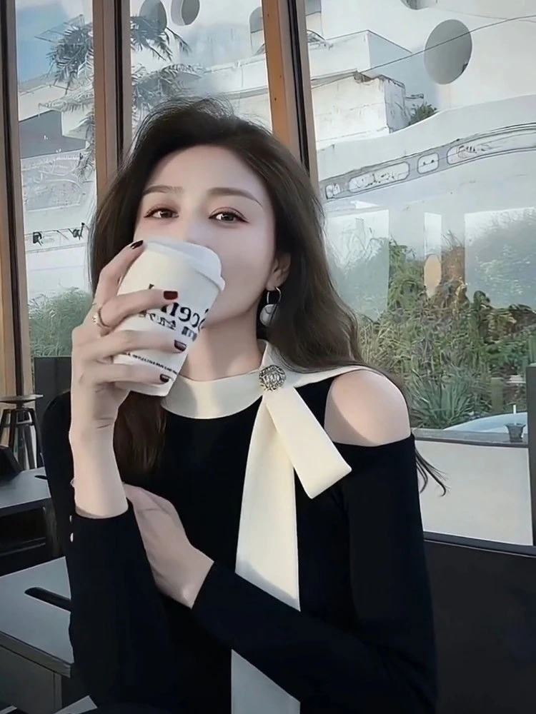 法式黑色露肩针织衫秋季新款气质名媛巨好看轻熟绑带修身打底上衣