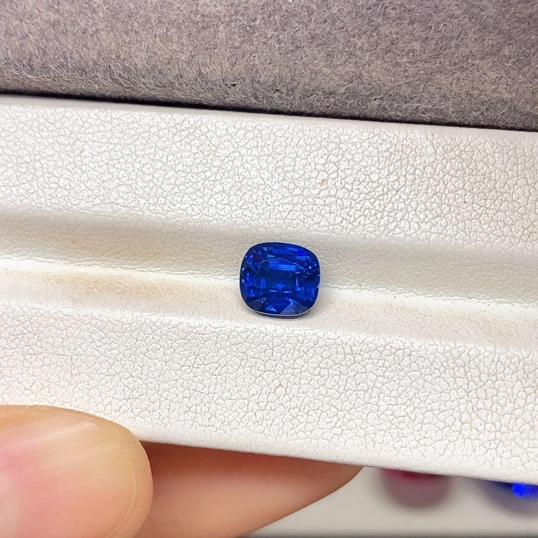 裸石蓝宝石2.57克拉天然全净玻璃体满火彩皇家蓝蓝宝石
