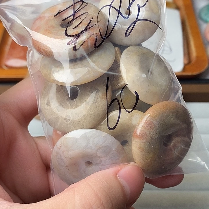 喜***理硅化玉未镶嵌颈饰