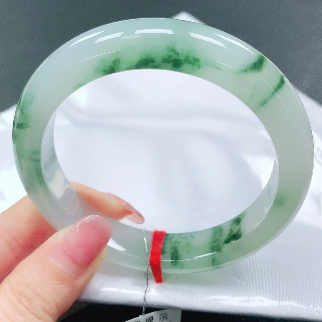 翡翠手镯未镶嵌60圈
