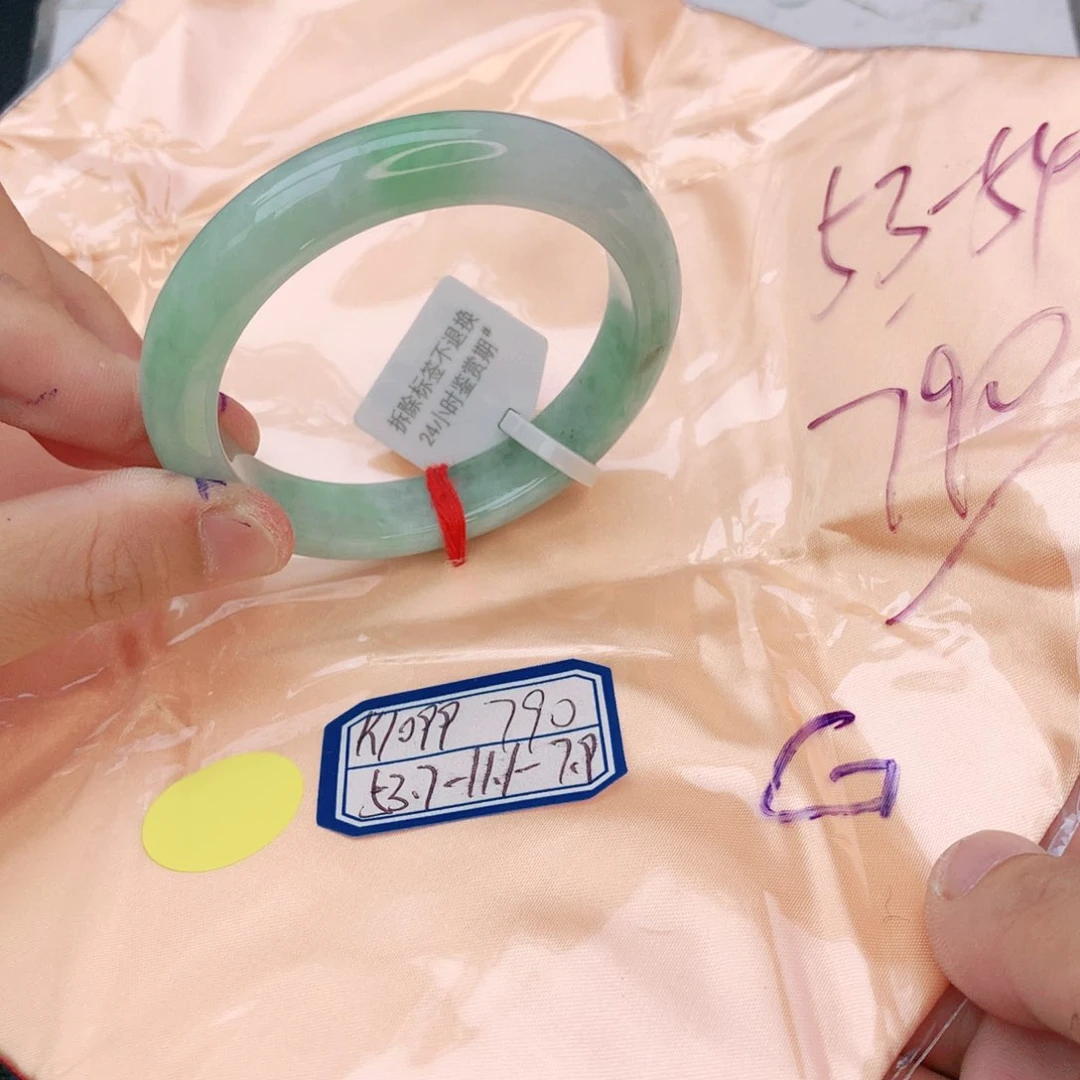 翡翠手镯未镶嵌翡翠