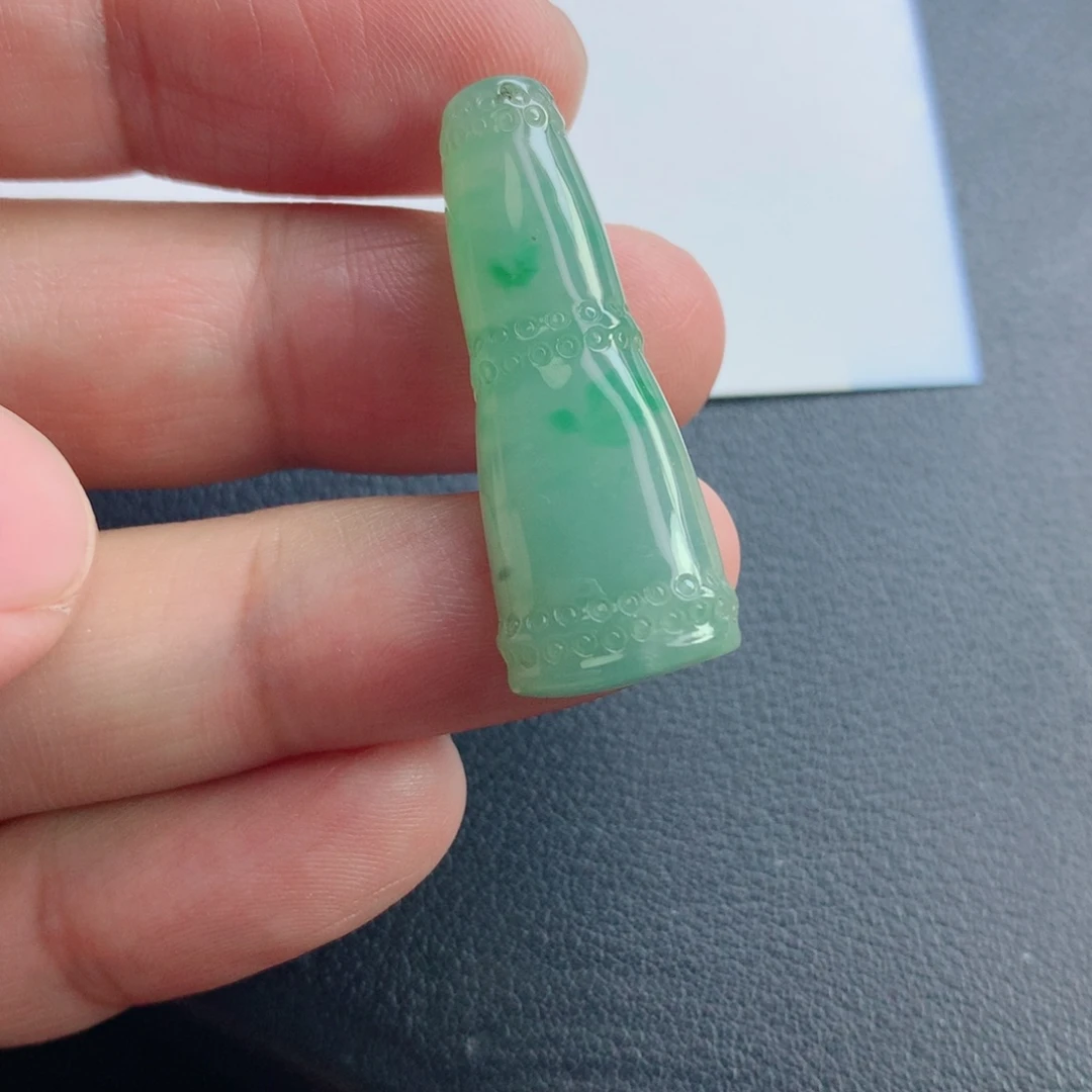 翡翠未镶嵌颈饰竹节