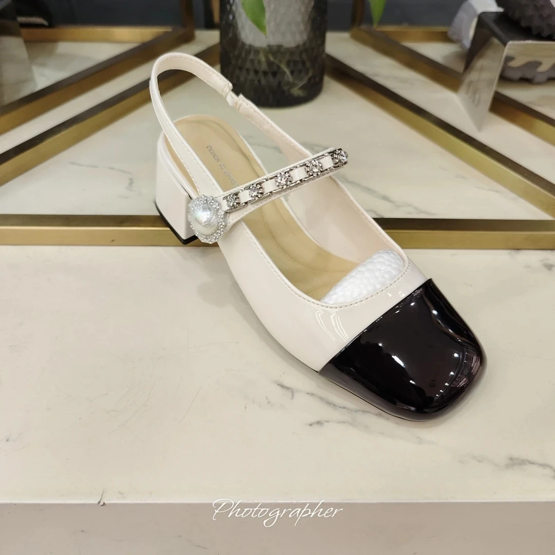 花花家女鞋实体店品质368-15低跟方跟包头凉鞋