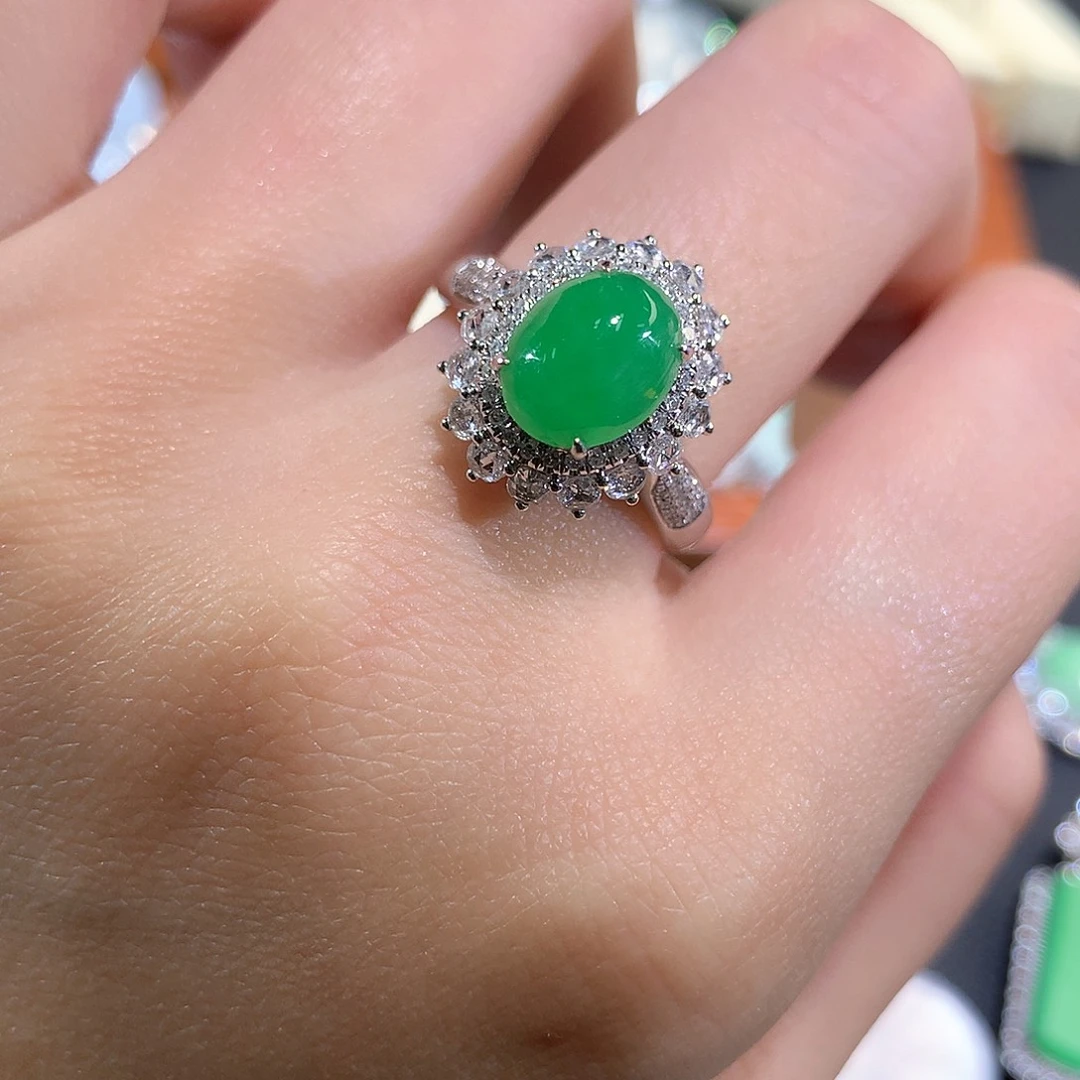 翡翠18K金镶嵌颈饰冰阳绿蛋面