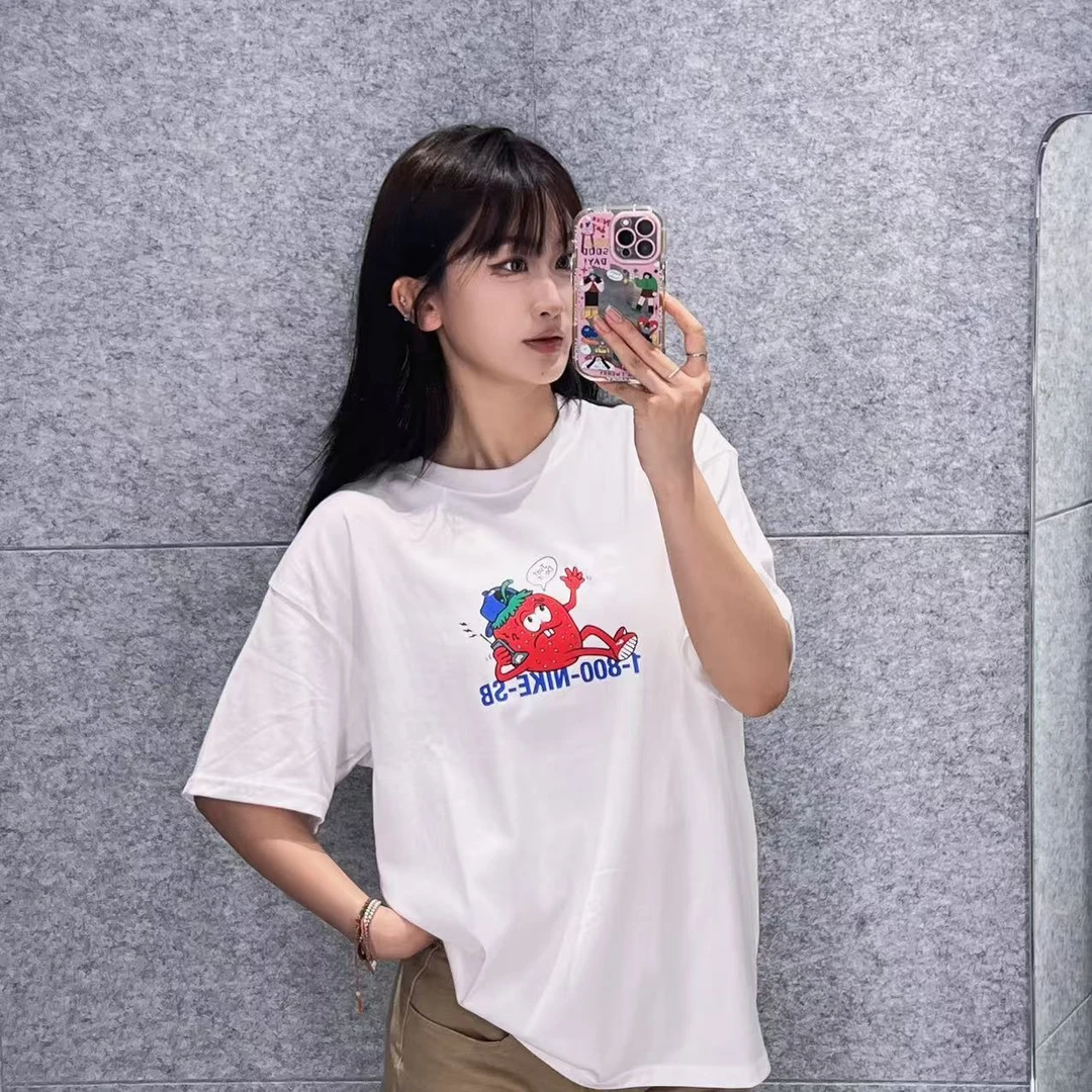 Nike耐克夏季宽松男女白色草莓人百棉运动休闲短袖T恤HV1303-100