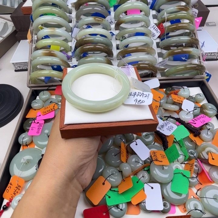 未镶嵌手镯和田玉七月
