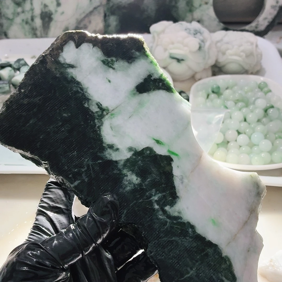 翡翠未镶嵌颈饰边角料