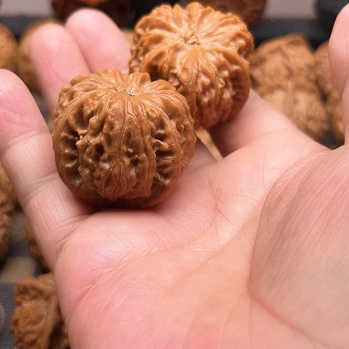 楚***雄文玩核桃吊坠The first time