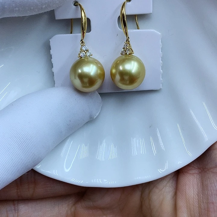 18K金镶嵌海水珍珠耳饰