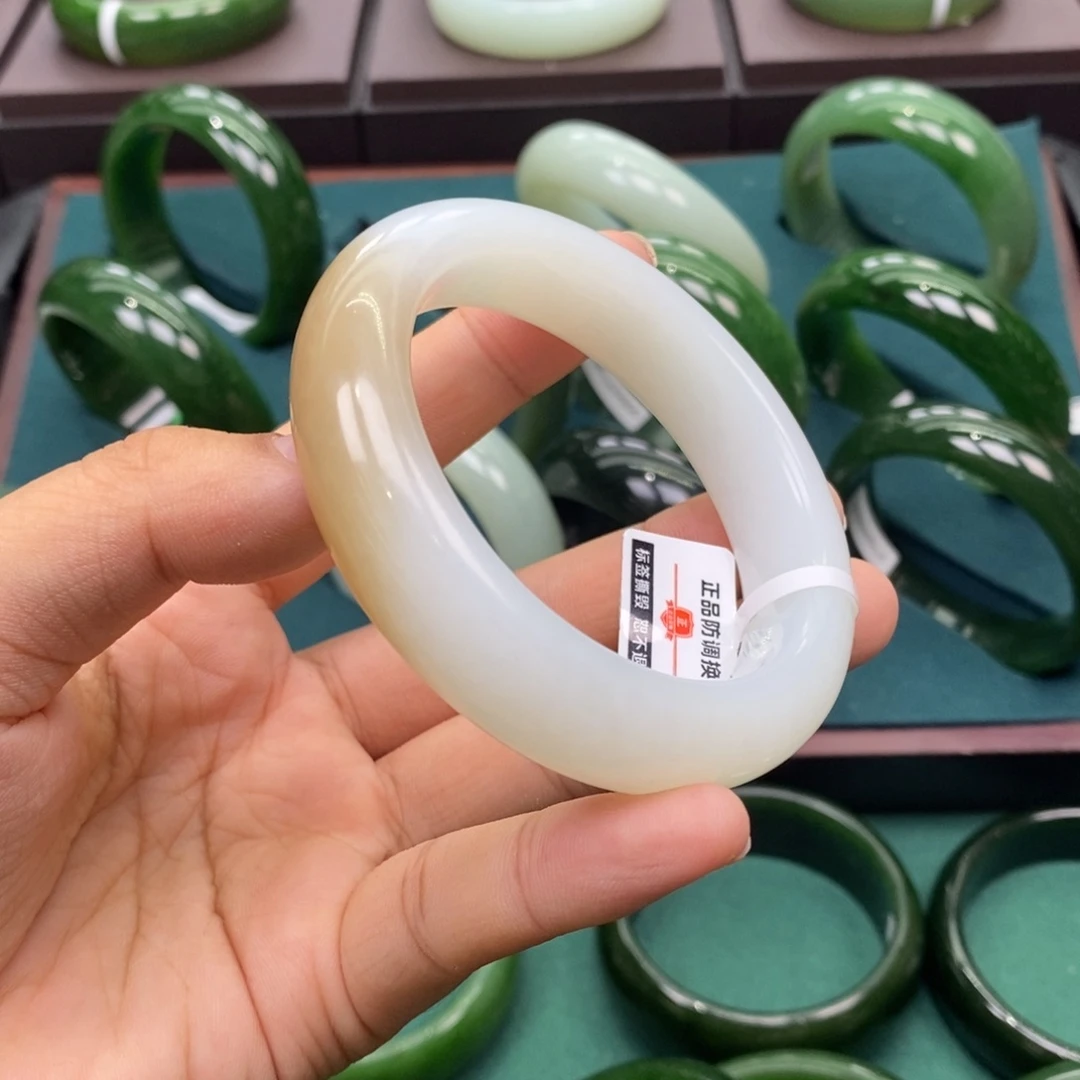 和田玉未镶嵌手镯