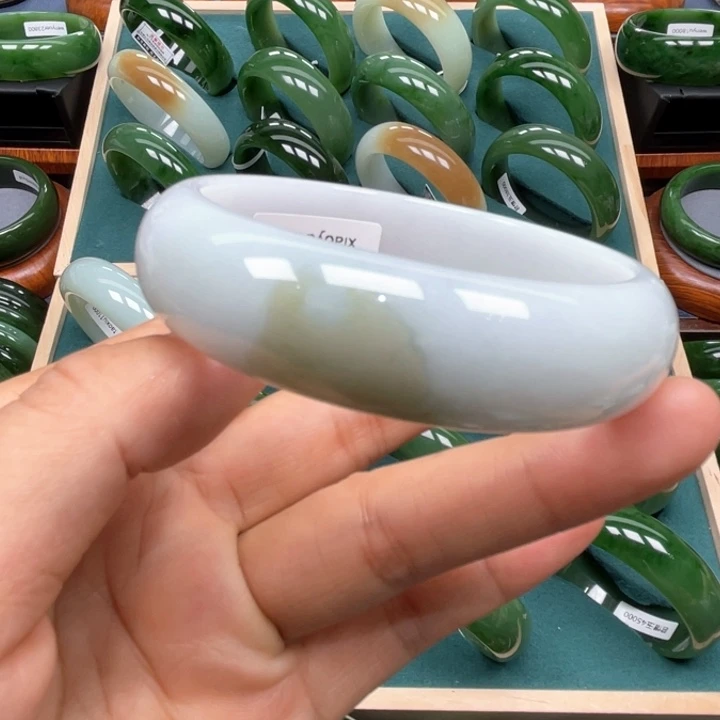 翡翠手镯未镶嵌翡翠手镯