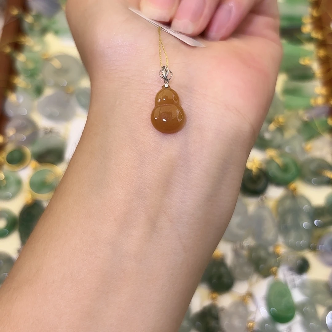 翡翠18K金镶嵌颈饰葫芦