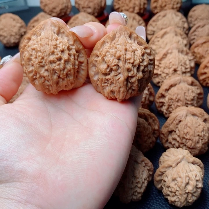 文玩核桃把件牡丹纹41，48克