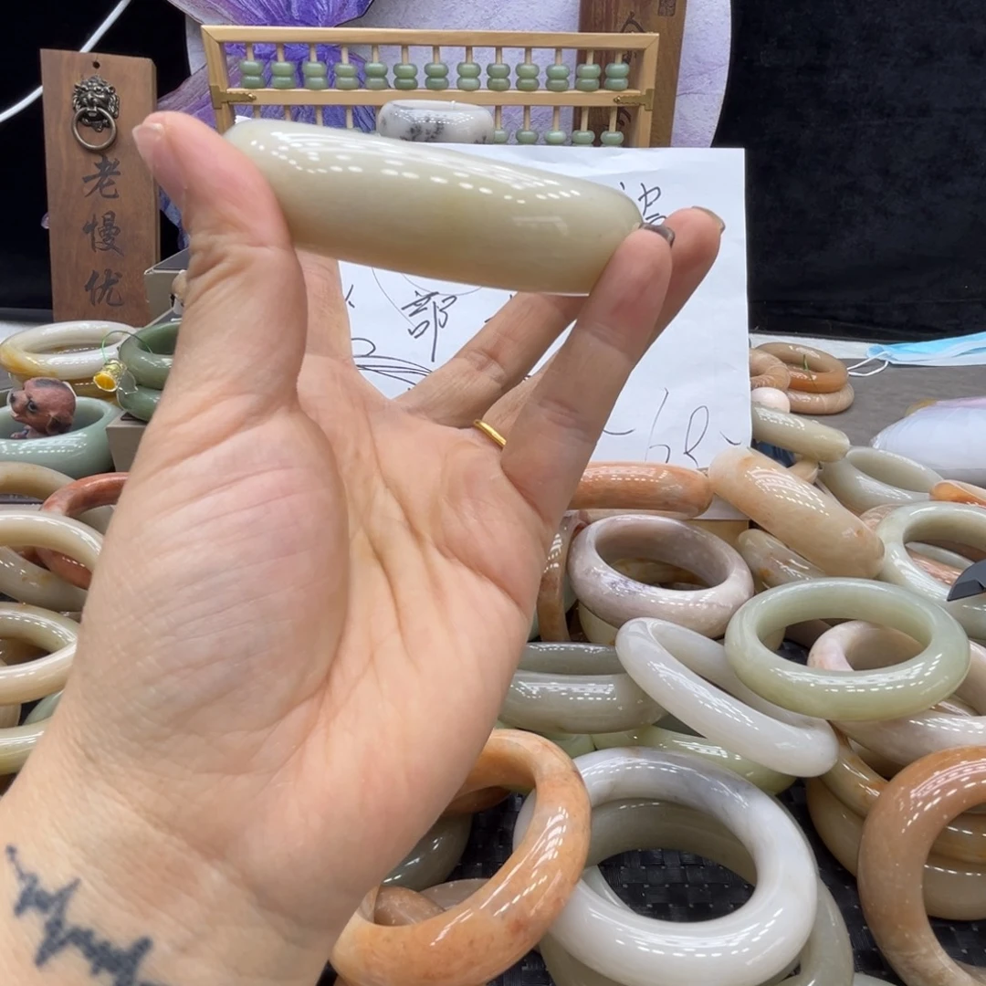 莲***姐石英质玉未镶嵌手镯