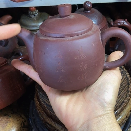 茶壶紫砂原矿泥料手工制作的一把紫砂壶。
