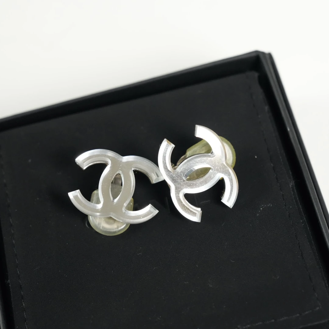 Chanel 镜面银色双C耳夹