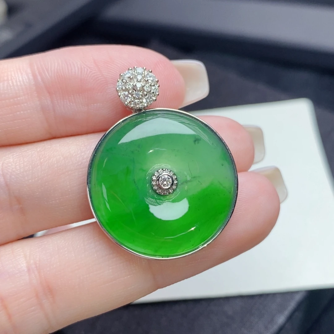 翡翠18K金镶嵌颈饰平安扣