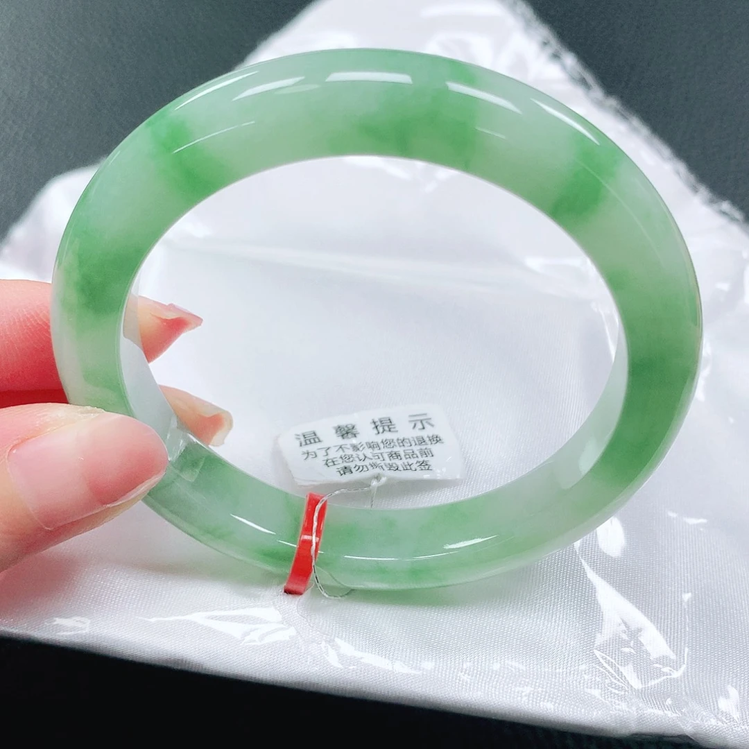 翡翠手镯未镶嵌54圈