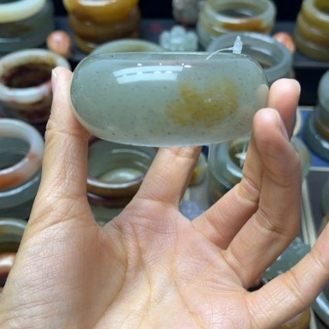 焱***石英岩玉未镶嵌手镯