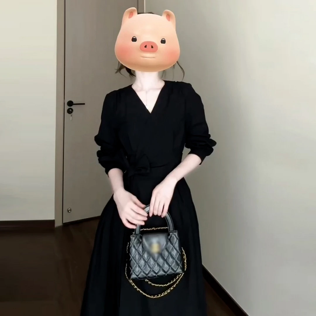 法式赫本风黑色v领连衣裙子女早秋季2025高级感收腰衬衫长裙0069