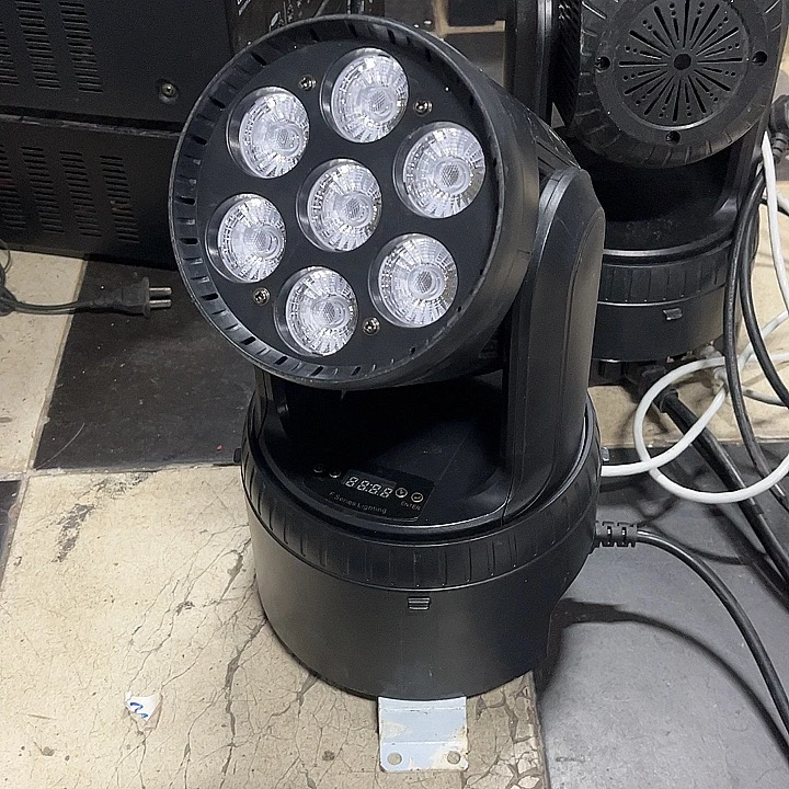 9新  不包邮酒吧染色摇头灯一台价可以同步