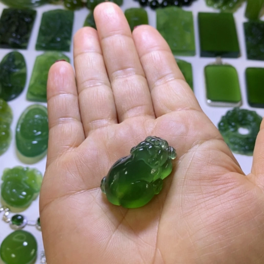 【闪购商品】蛇纹石玉颈饰未镶嵌梦**?