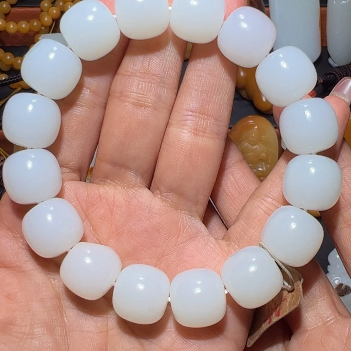 大***山和田玉未镶嵌颈饰