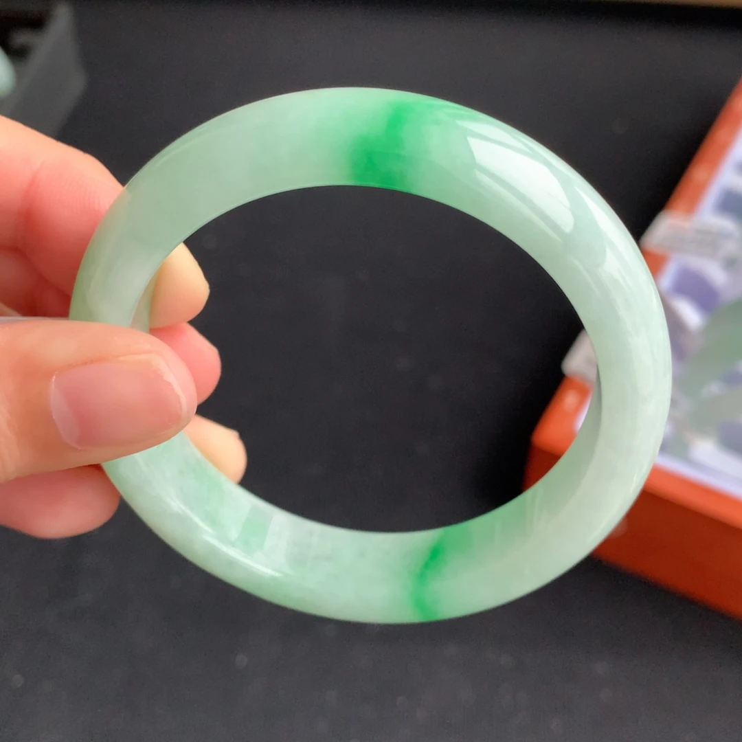 翡翠手镯未镶嵌高货瑕疵漏