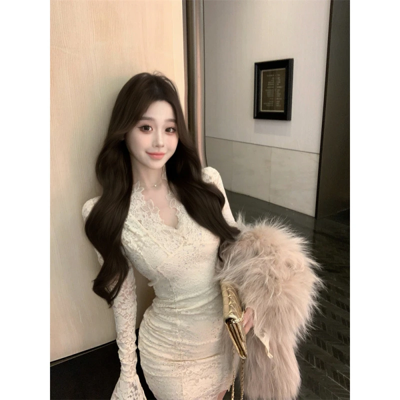 蕾丝拼接v领喇叭袖连衣裙女秋冬长袖修身包臀裙纯欲风收腰短裙子