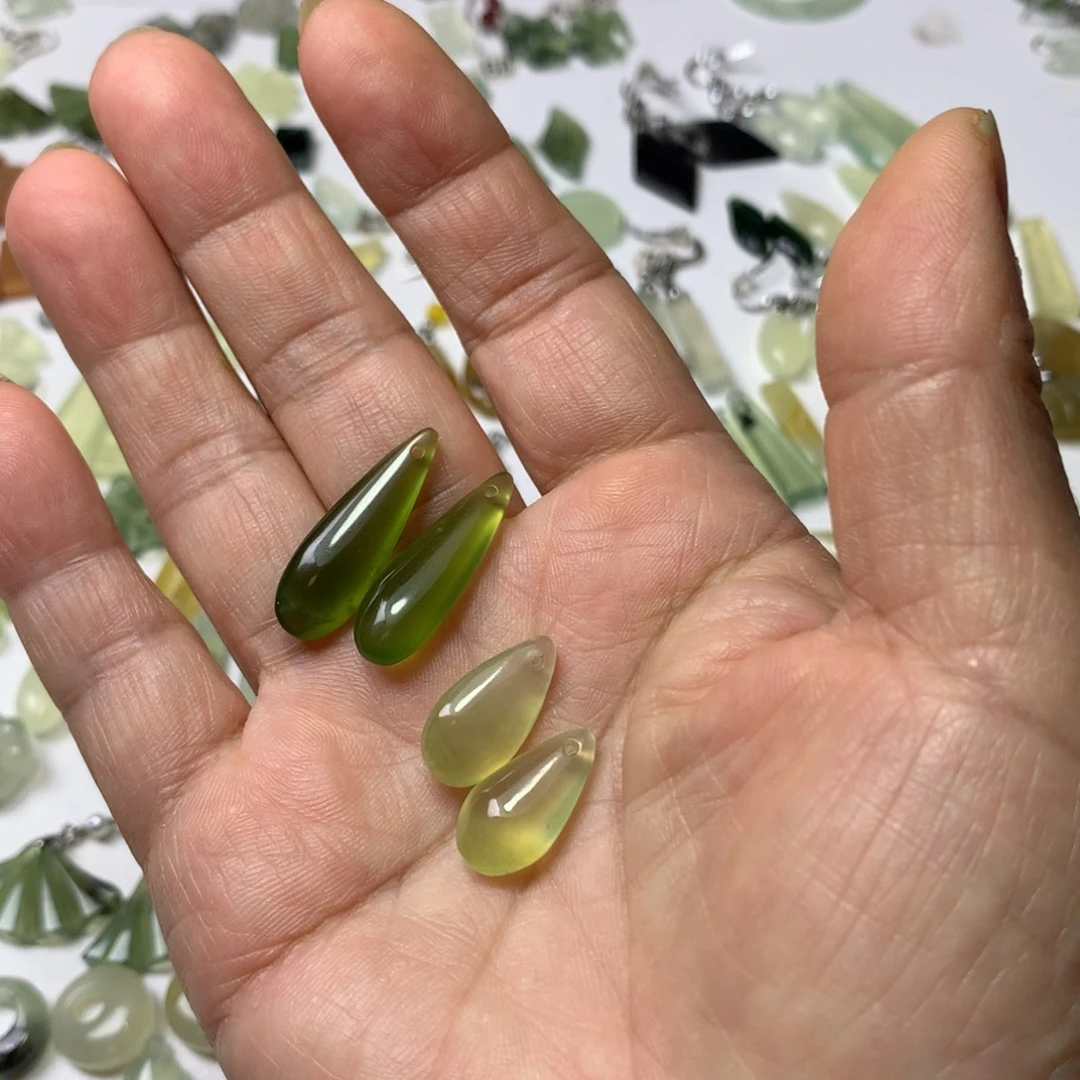 小***叔未镶嵌蛇纹石玉耳环