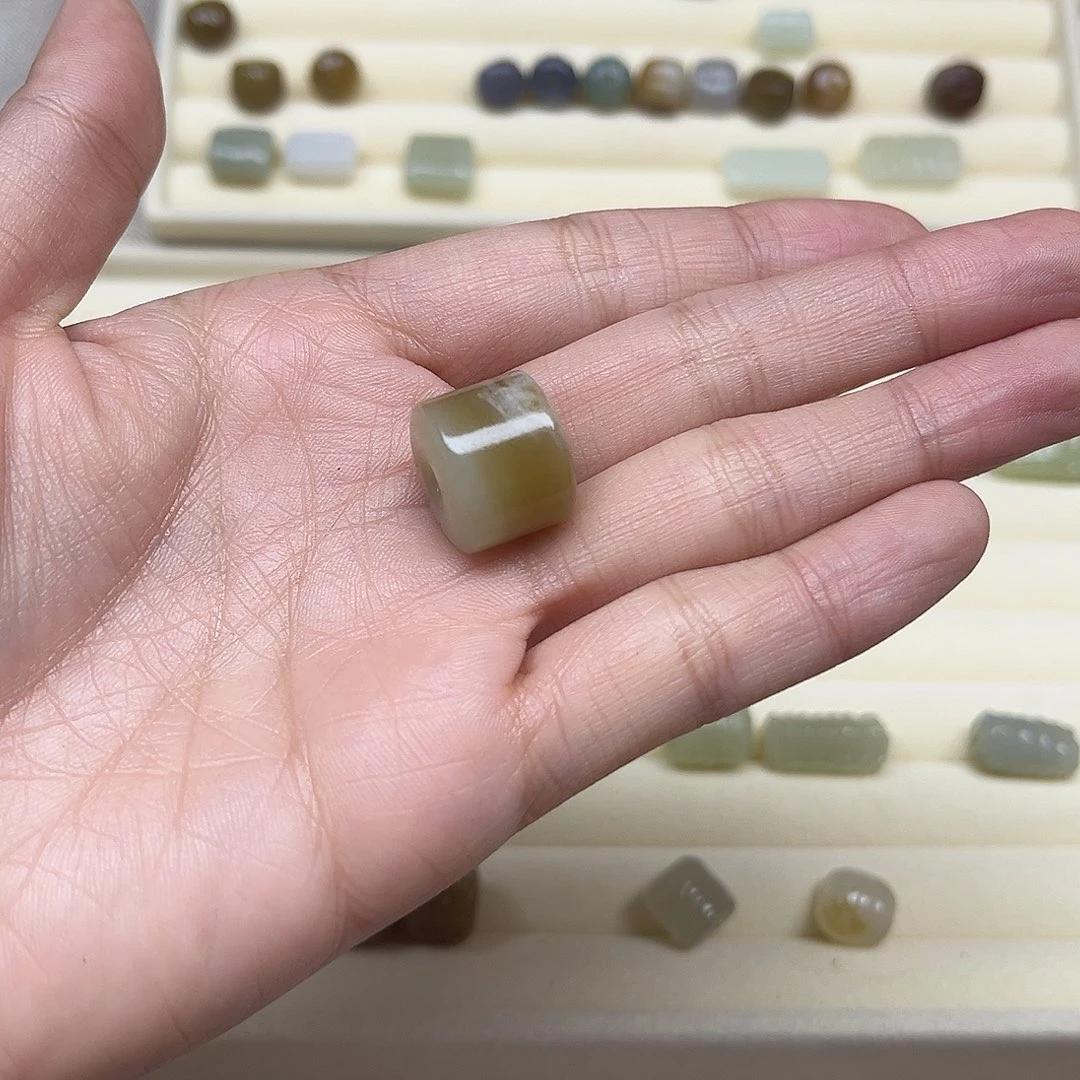 淡***珂和田玉未镶嵌珠宝半成品