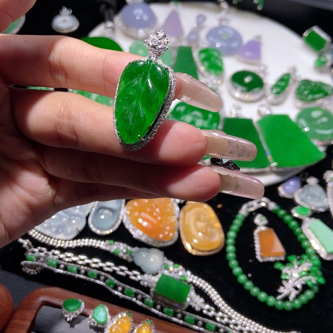 翡翠颈饰18K金镶嵌吊坠