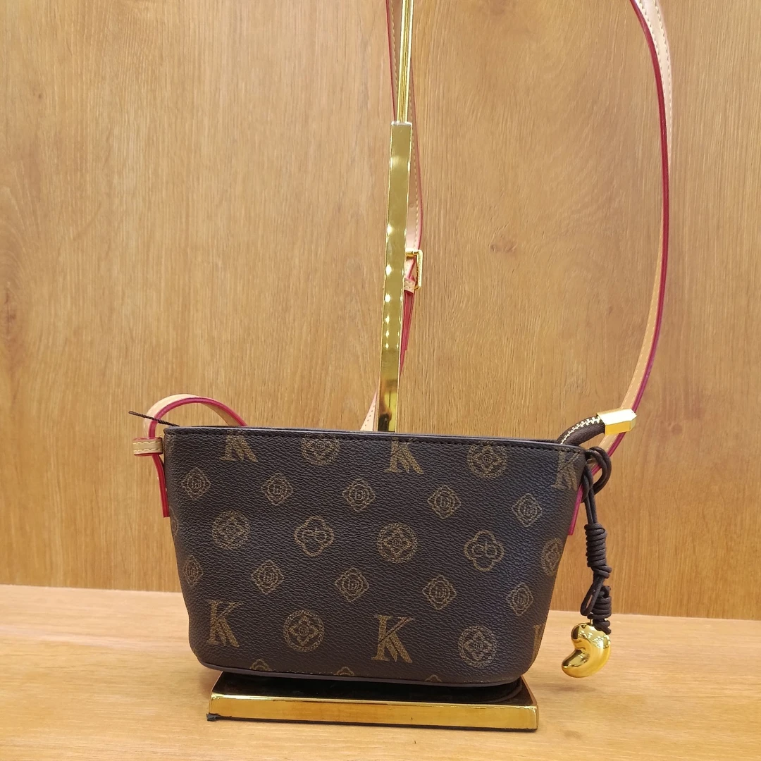 1019 咖配杏（长16厘米高11厘米）时尚百搭包包（无礼盒）