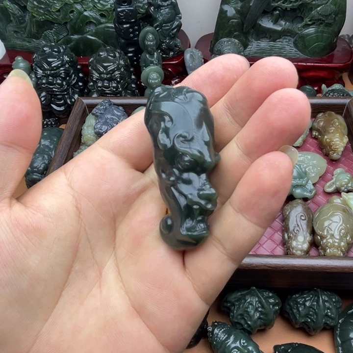 和田玉未镶嵌把件