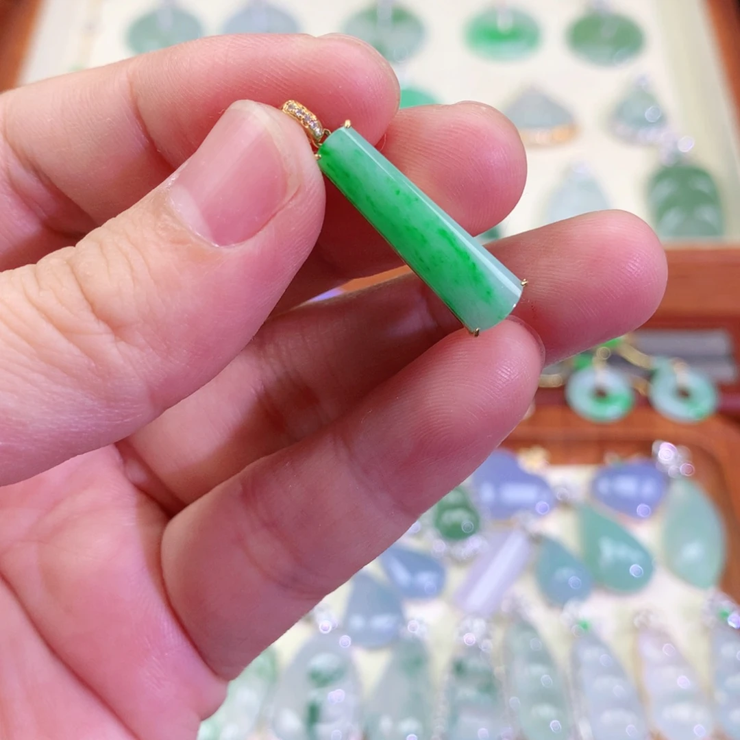 颈饰18K金镶嵌翡翠