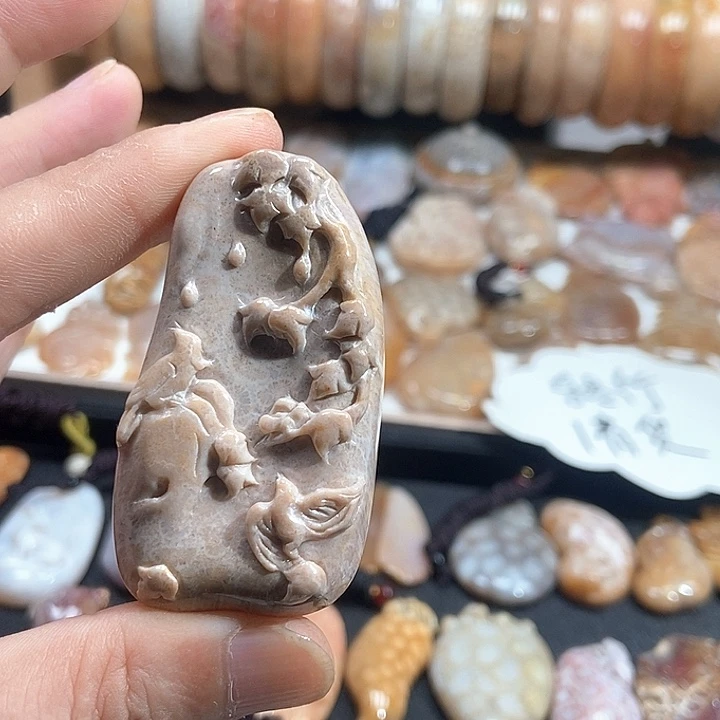 颈饰未镶嵌硅化珊瑚（珊瑚玉）